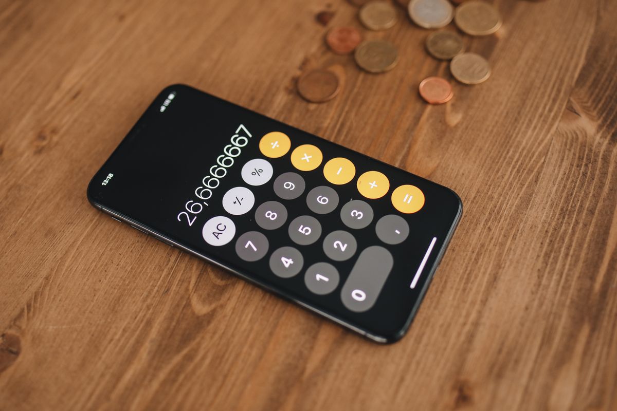 Qatar gratuity after 3 years - phone calculator with coins for gratuity calculation