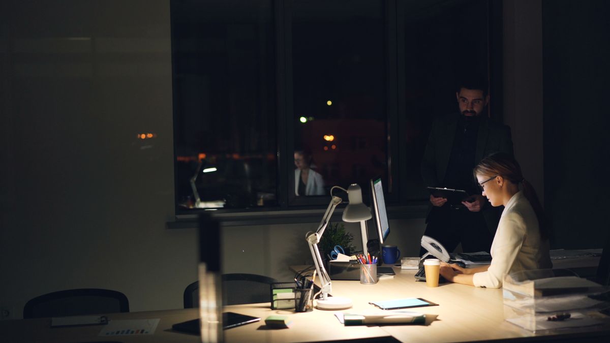كيف يُدفع العمل الإضافي في الإمارات؟